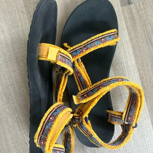 Teva women’s sandals size 9 - Picture 3 of 3